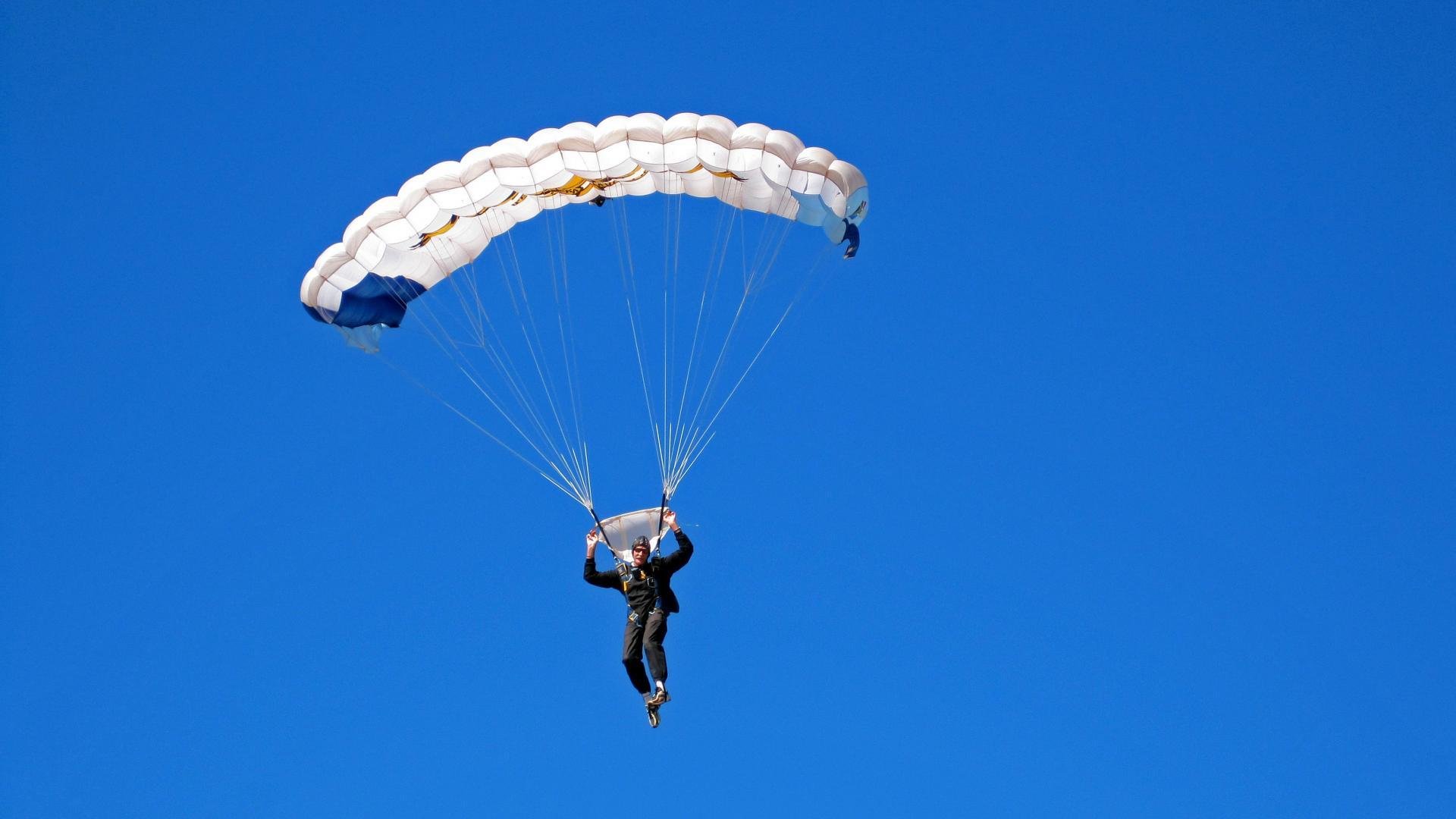 开云官网-杰伦格林,从巴林赛道到休斯顿球馆,掌控力如何跨越时空? 第2张 开云官网-杰伦格林,从巴林赛道到休斯顿球馆,掌控力如何跨越时空? 第2张